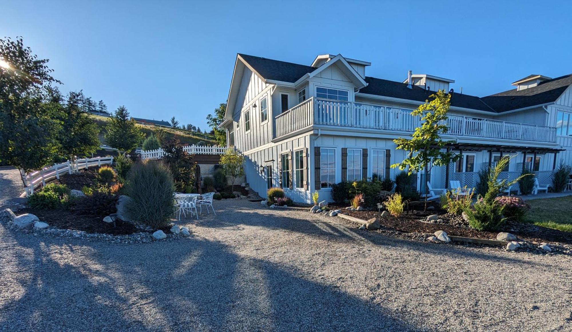 Autumn Lane B&B, Farmhouse Elegance & Stunning Lakeviews West Kelowna Esterno foto
