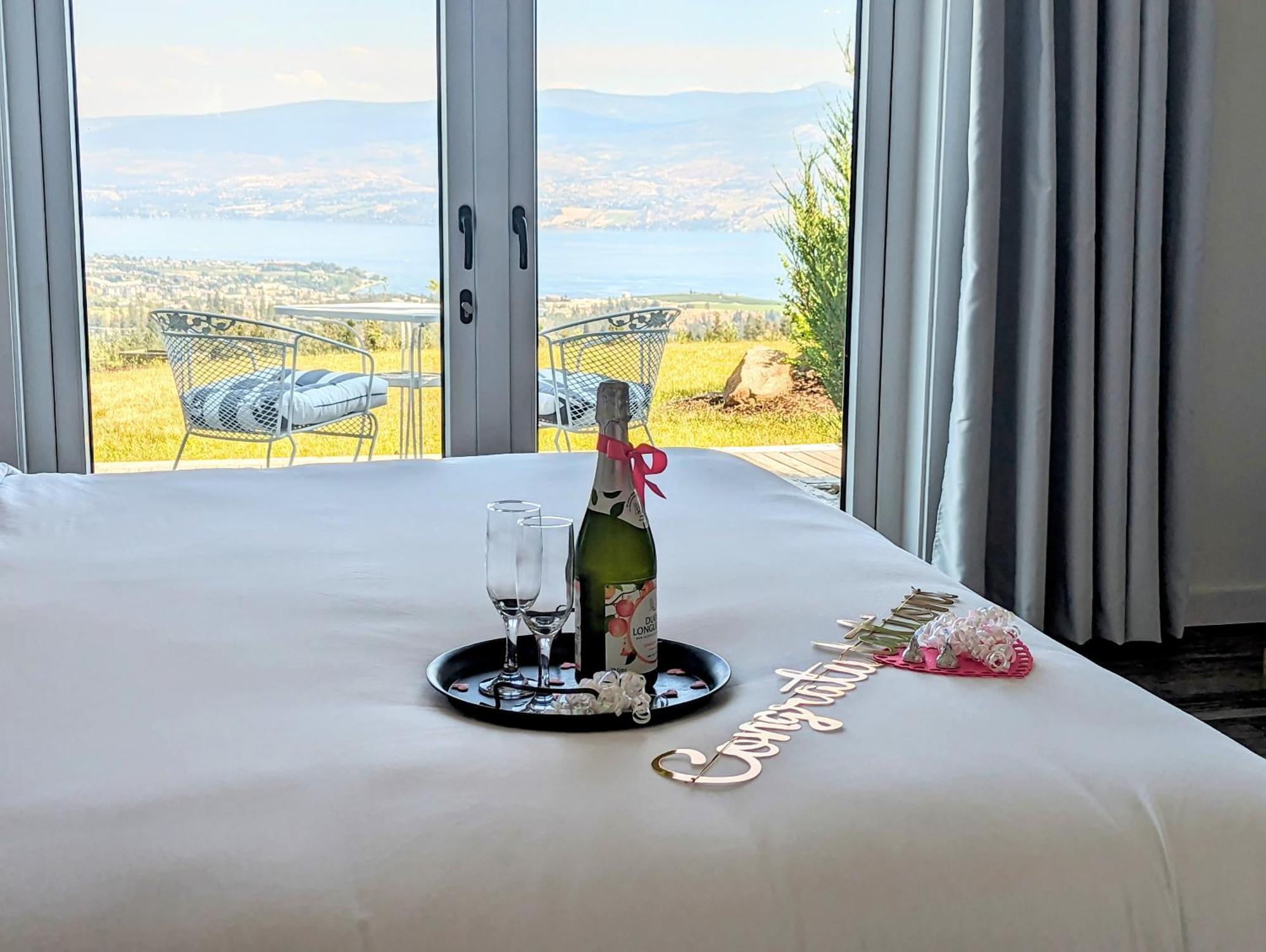 Autumn Lane B&B, Farmhouse Elegance & Stunning Lakeviews West Kelowna Esterno foto