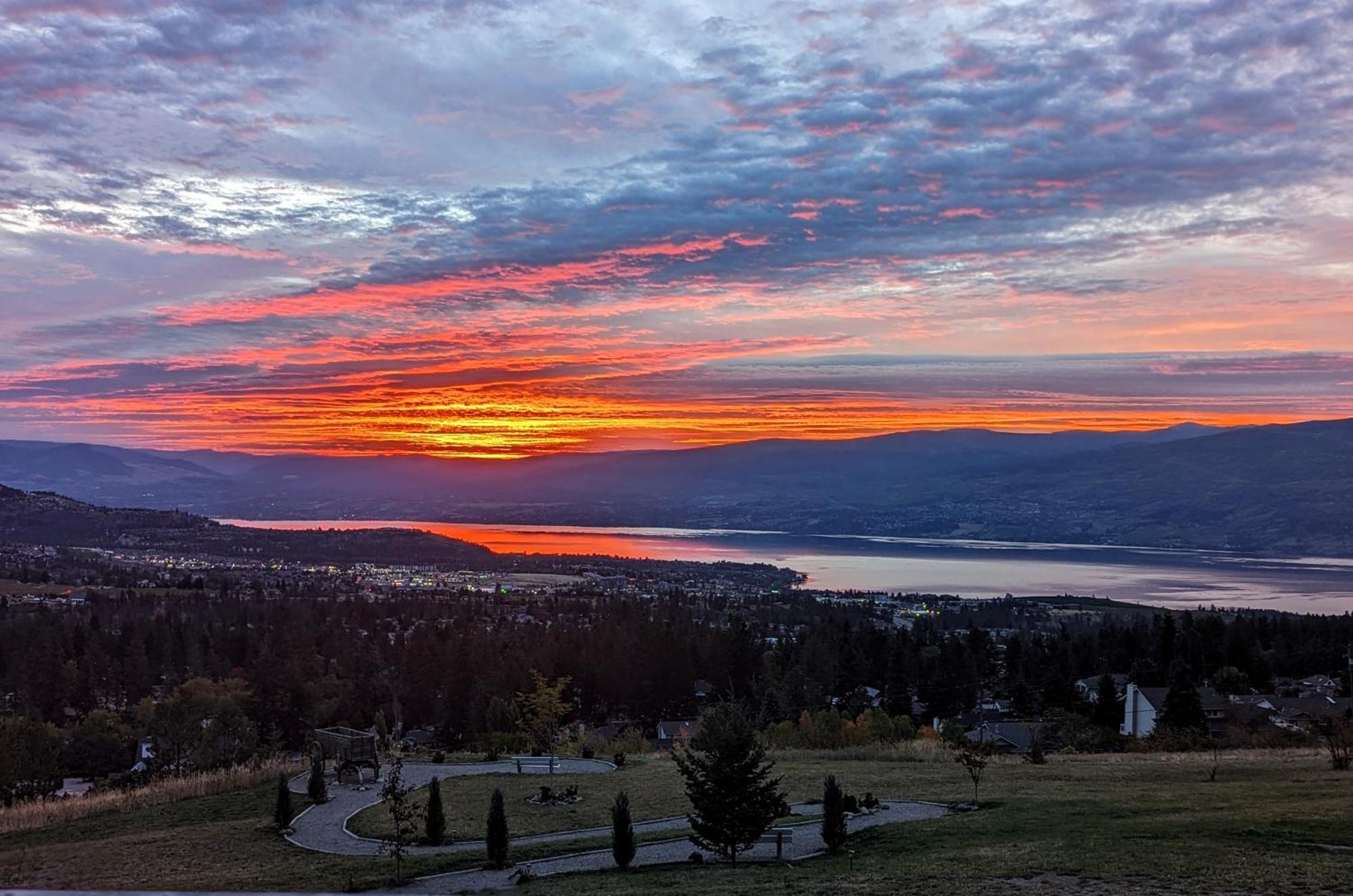 Autumn Lane B&B, Farmhouse Elegance & Stunning Lakeviews West Kelowna Esterno foto